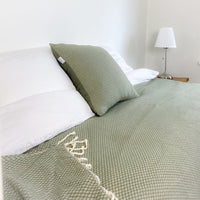 Plaid of grand foulard katoen groen op bed