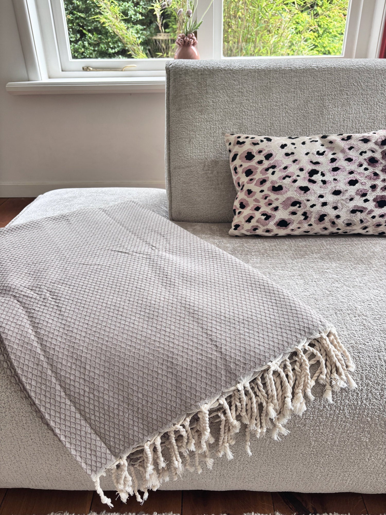 Taupe plaid op lichte bank