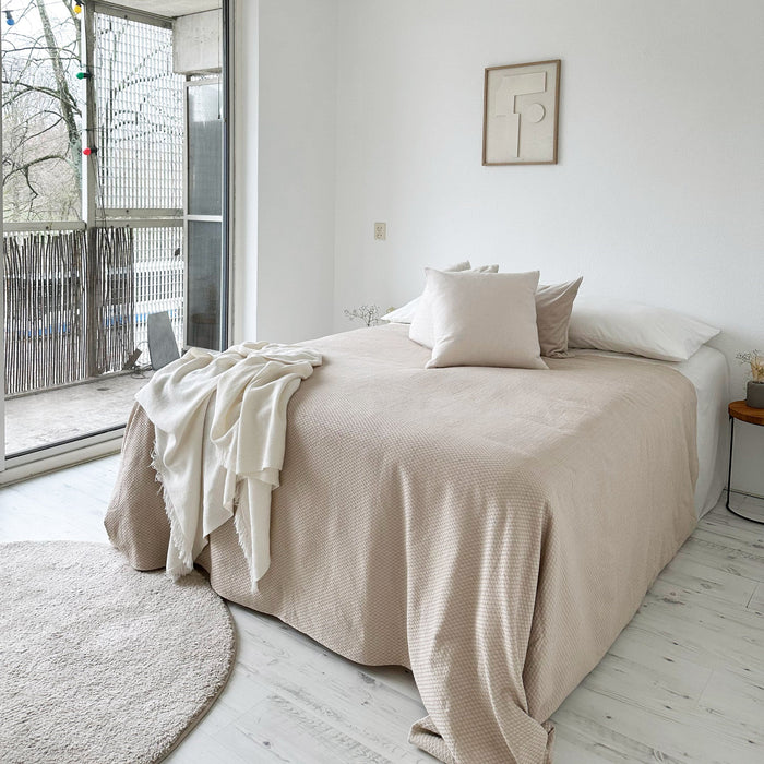 Plaid op bed beige grand foulard of sprei