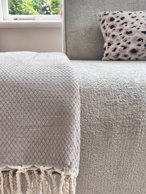 Lantara Plaid grand foulard sprei Ottoman Taupe op beige bank