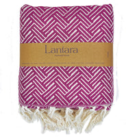 Donkerroze deken plaid van wol; opgevouwen met Lantara wikkel
