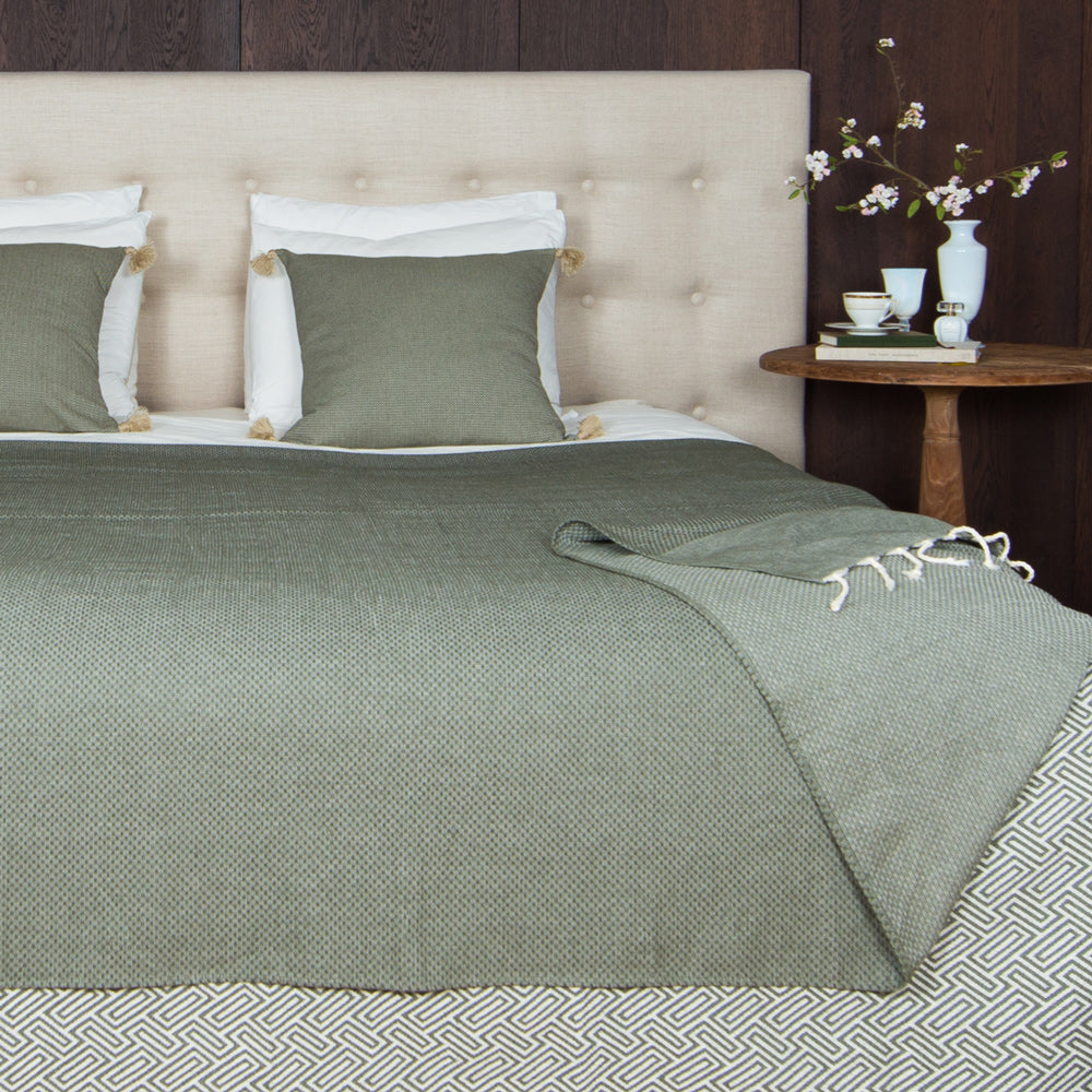 kussen mosgroen en sprei op bed