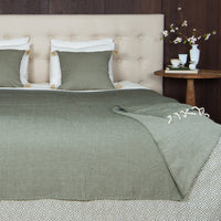 kussen mosgroen en sprei op bed