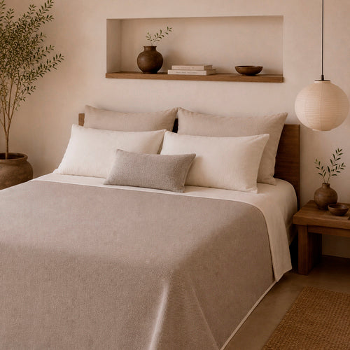 Bruine Sprei Plaid op bed 