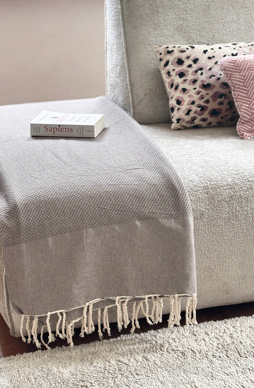 Taupe Plaid of grand foulard op bank