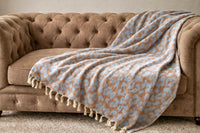 Plaid_Panter_Caramel_Blauw_op_lichtbruine_chesterfield_bank