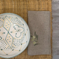 Linnen beige servet met geborduurde olijftak