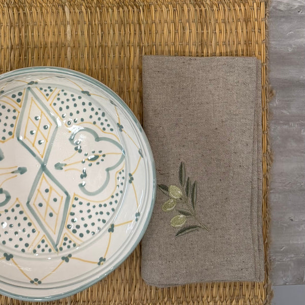 Linnen beige servet met geborduurde olijftak