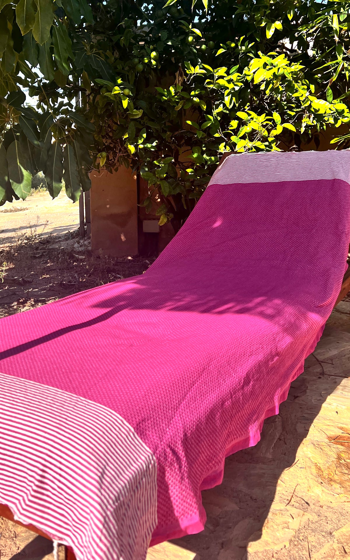 Roze hamamdoek met ecru streepjes op ligbedje recycled katoen 100x200cm | Lantara