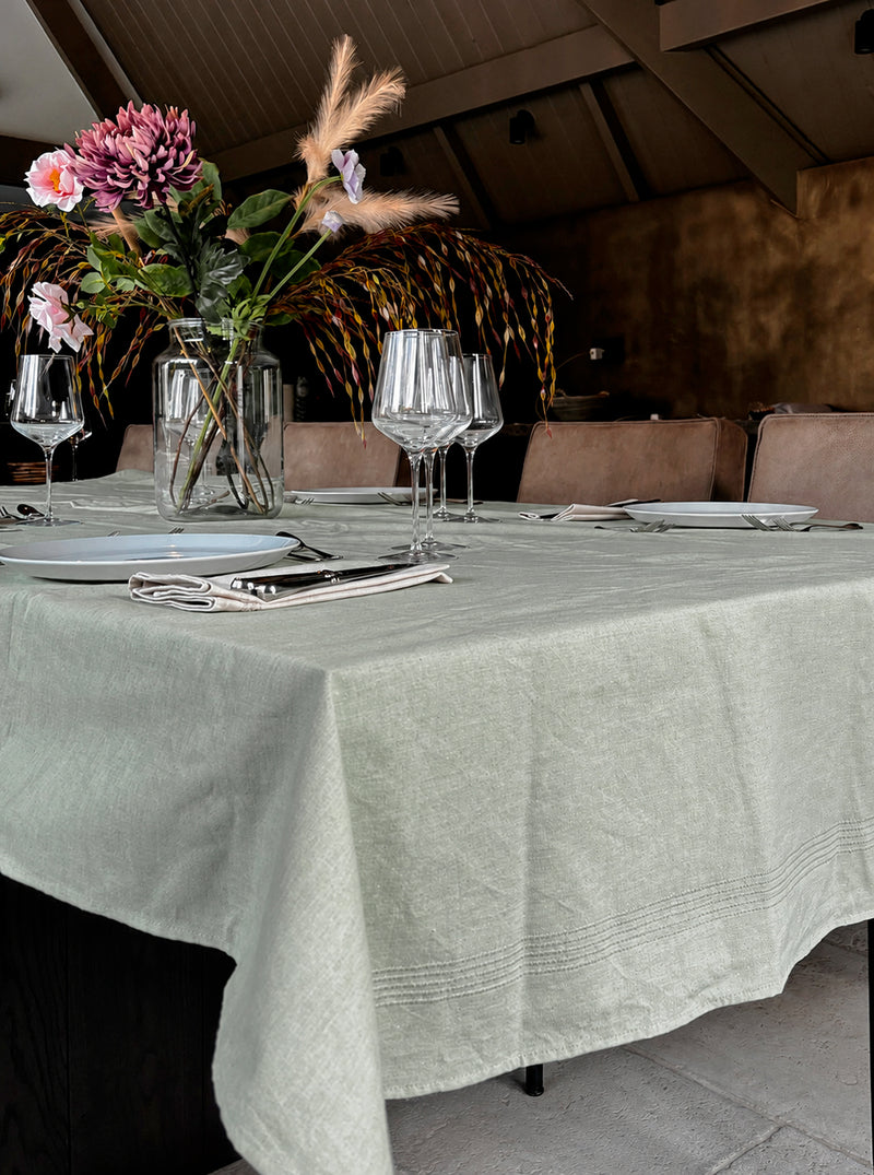 Celadon groen tafellaken op tafel Lantara