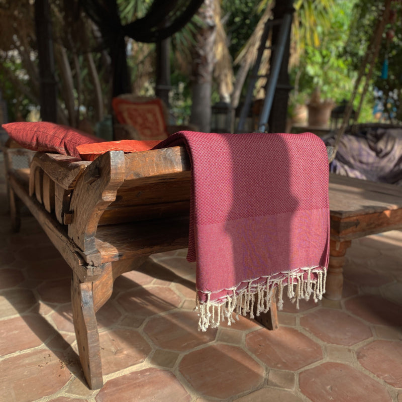 Bordeaux rood plaid of grand foulard over chaiselongue Gerecycled katoen | Lantara
