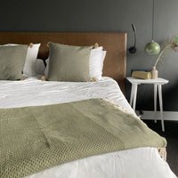 Olijfgroene Sprei op bed Lantara