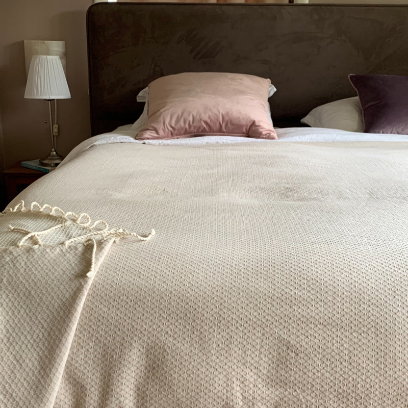 Zand beige sprei op bed | gerecycled katoen | Lantara