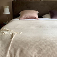 Zand beige sprei op bed | gerecycled katoen | Lantara