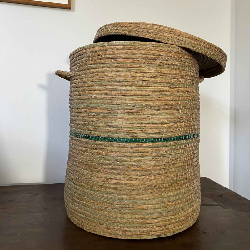Grote wasmand van natuurlijke grassen