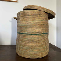 Grote wasmand van natuurlijke grassen